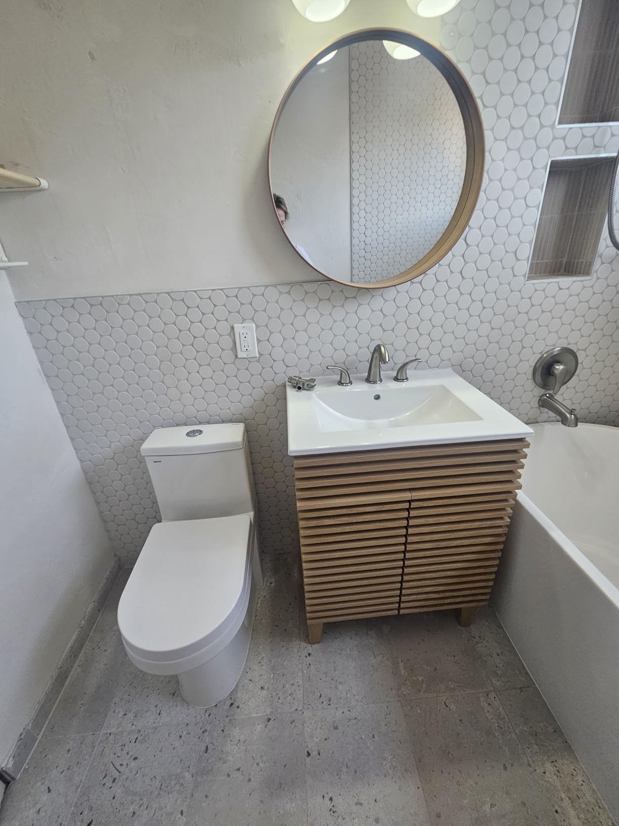 DeerValley Compact One Piece Toilet with Comfortable Seat Height Modern Standard Toilet for Small Bathroom Dual Flush 1.1/1.6 GPF Powerful & Quiet 12'' Rough-In Skirted Toilets customer photo 2