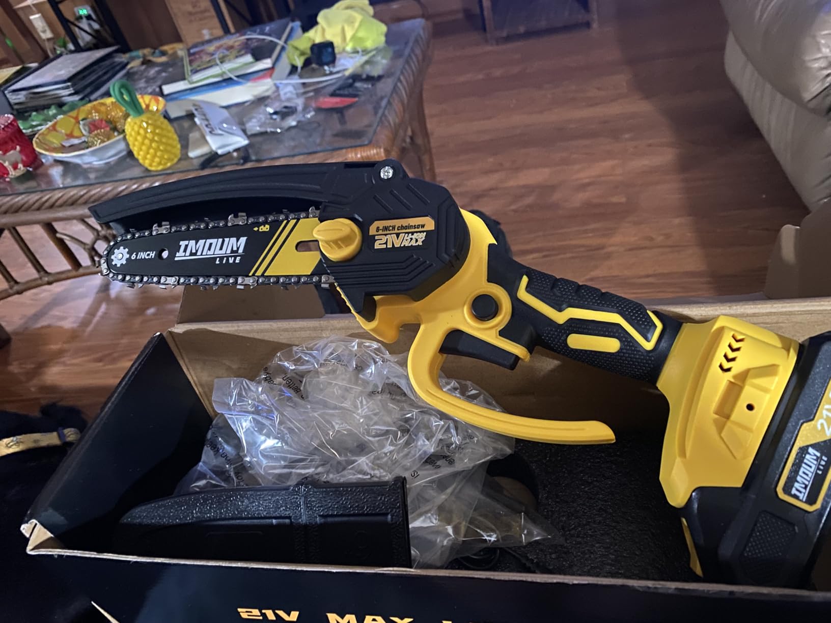 6-Inch Mini Chainsaw Cordless, 21V 2.0Ah Battery Powered Electric Pruning Saw, One-Hand Chain Saw for Tree Trimming customer photo 1