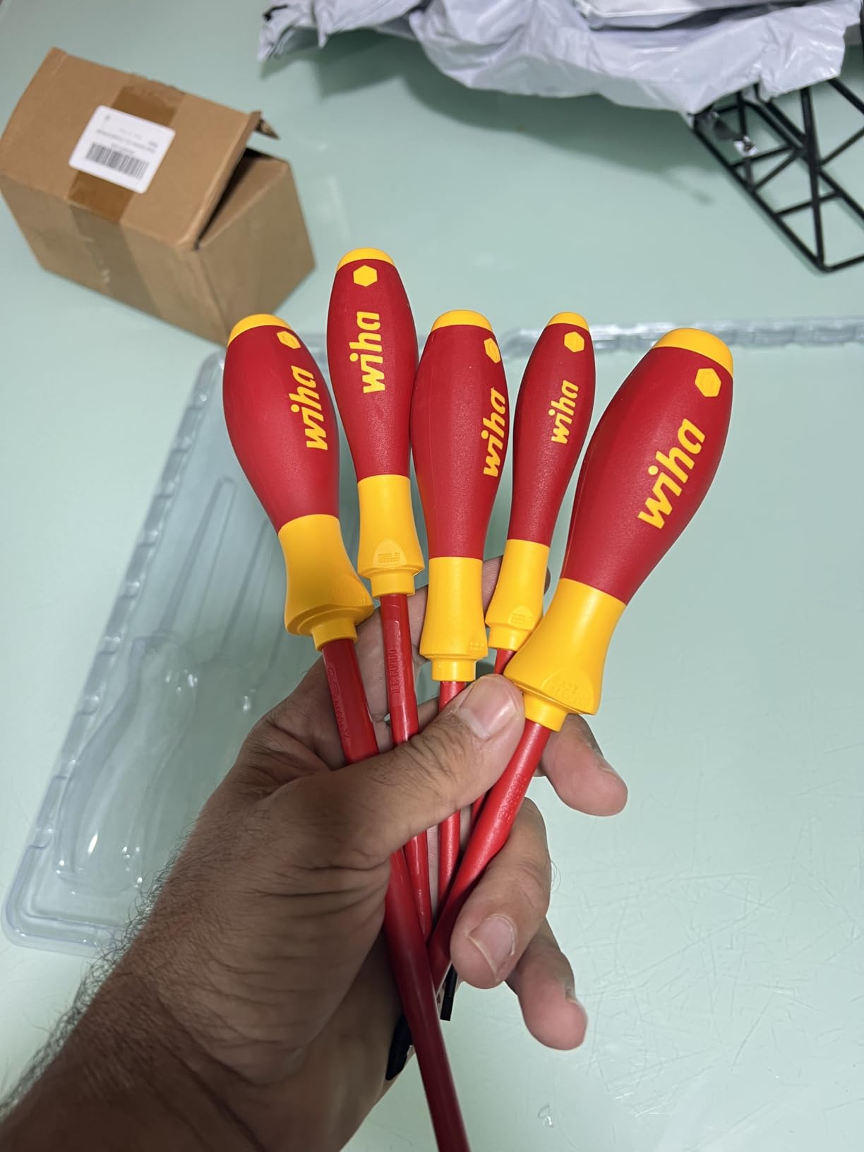Wiha Insulated Screwdriver Set, 5-Piece 1000V Electrician Tool Kit | 1000V VDE certified, tested to 10,000 volts, SoftFinish cushion grip, black oxide tips, made in Germany customer photo 1