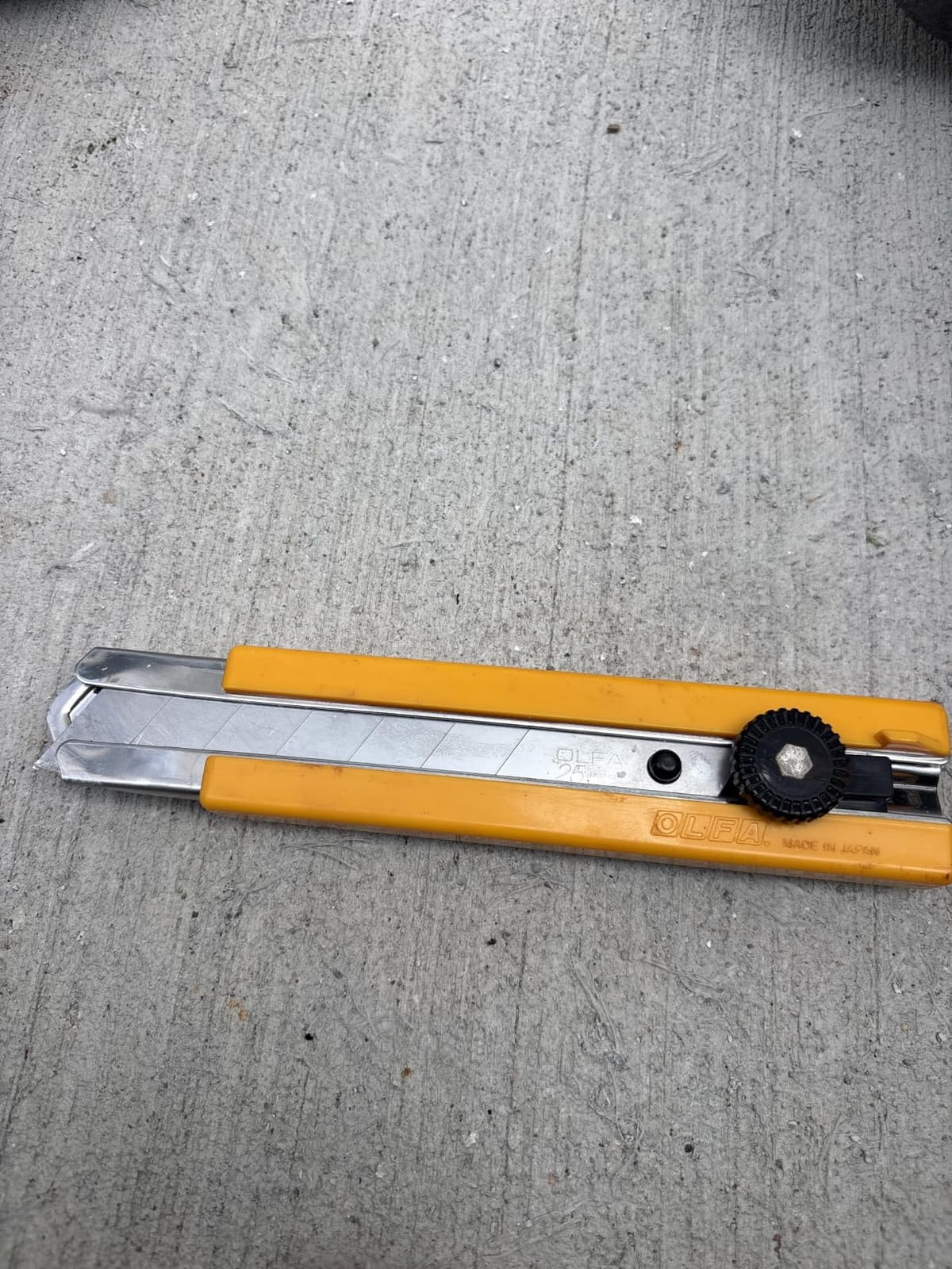 OLFA 25mm Heavy-Duty Utility Knife (H-1) - Anti-Slip Rubber Inset, Ratchet-Lock customer photo 2