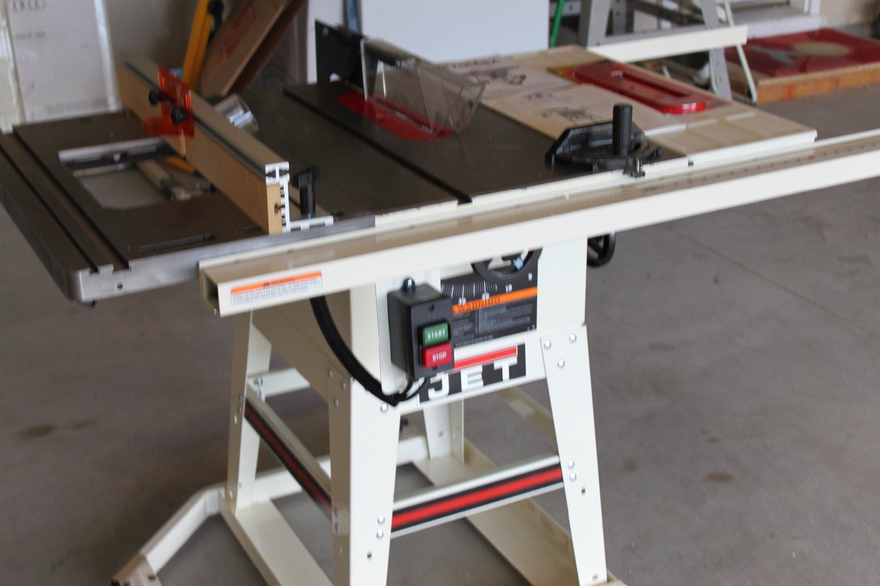 Rockler Router Table w/ 28” ProFence and Plate, Cast Iron Top (40-120) customer photo 2