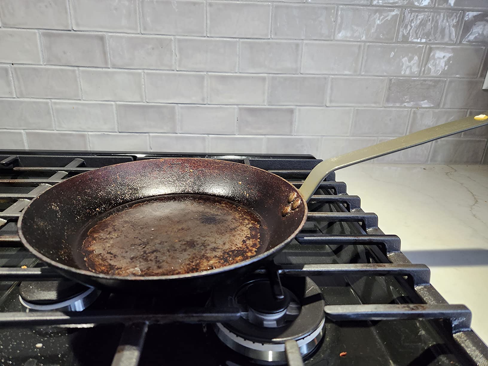 de Buyer MINERAL B Carbon Steel Fry Pan - 9.5” Diameter, 6.9” Cooking Surface - Ideal for Searing, Sauteing & Reheating - Naturally Non-Stick Finish - Made in France customer photo 2