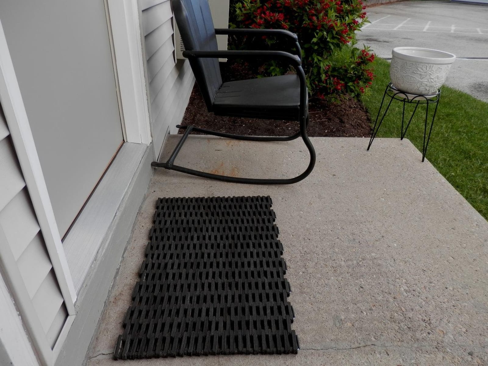 Durable Corporation Durite Outdoor Entrance Mat, Recycled Rubber Tire-Link Doormat, Heavy Duty Straight Weave Drainage Mat, Black, 17
