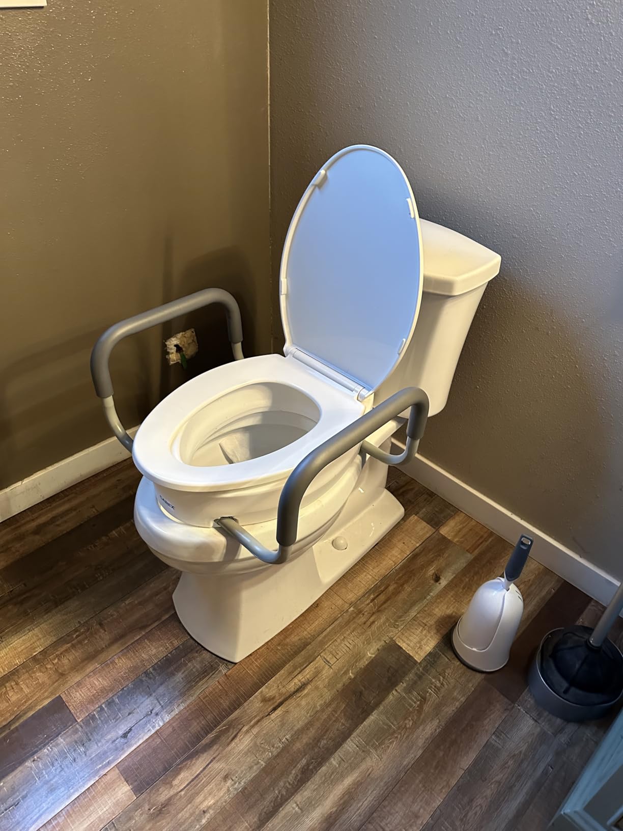 Carex 3.5 Inch Raised Toilet Seat with Arms, Round Toilet Seat Riser, 300 lbs Capacity, Elevating and Raising Seat for Elderly and Handicap, Universal, Slip-Resistant with Padded Handles, White customer photo 2