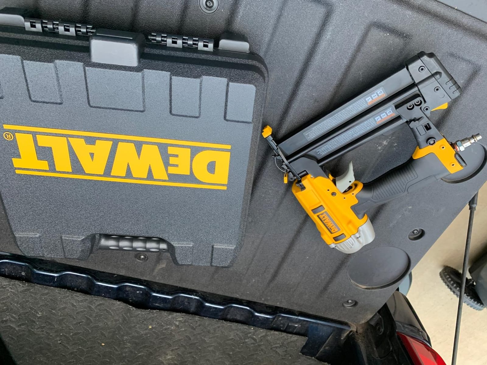 DEWALT Brad Nailer Kit, 18GA, 5/8-Inch to 2-Inch, Pneumatic (DWFP12231) customer photo 2