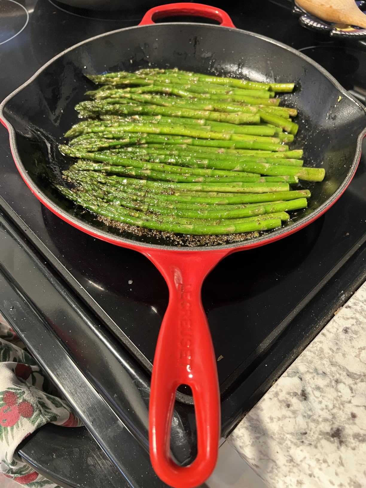 Le Creuset Enameled Cast Iron Signature Round Skillet, 11.75