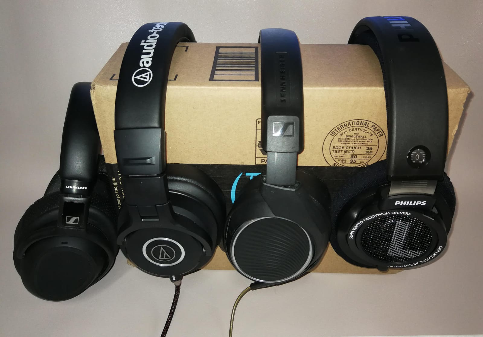Audio-Technica ATH-M40x Professional Studio Monitor Headphone, Black, with Cutting Edge Engineering, 90 Degree Swiveling Earcups, Pro-Grade Earpads/Headband, Detachable Cables Included customer photo 1