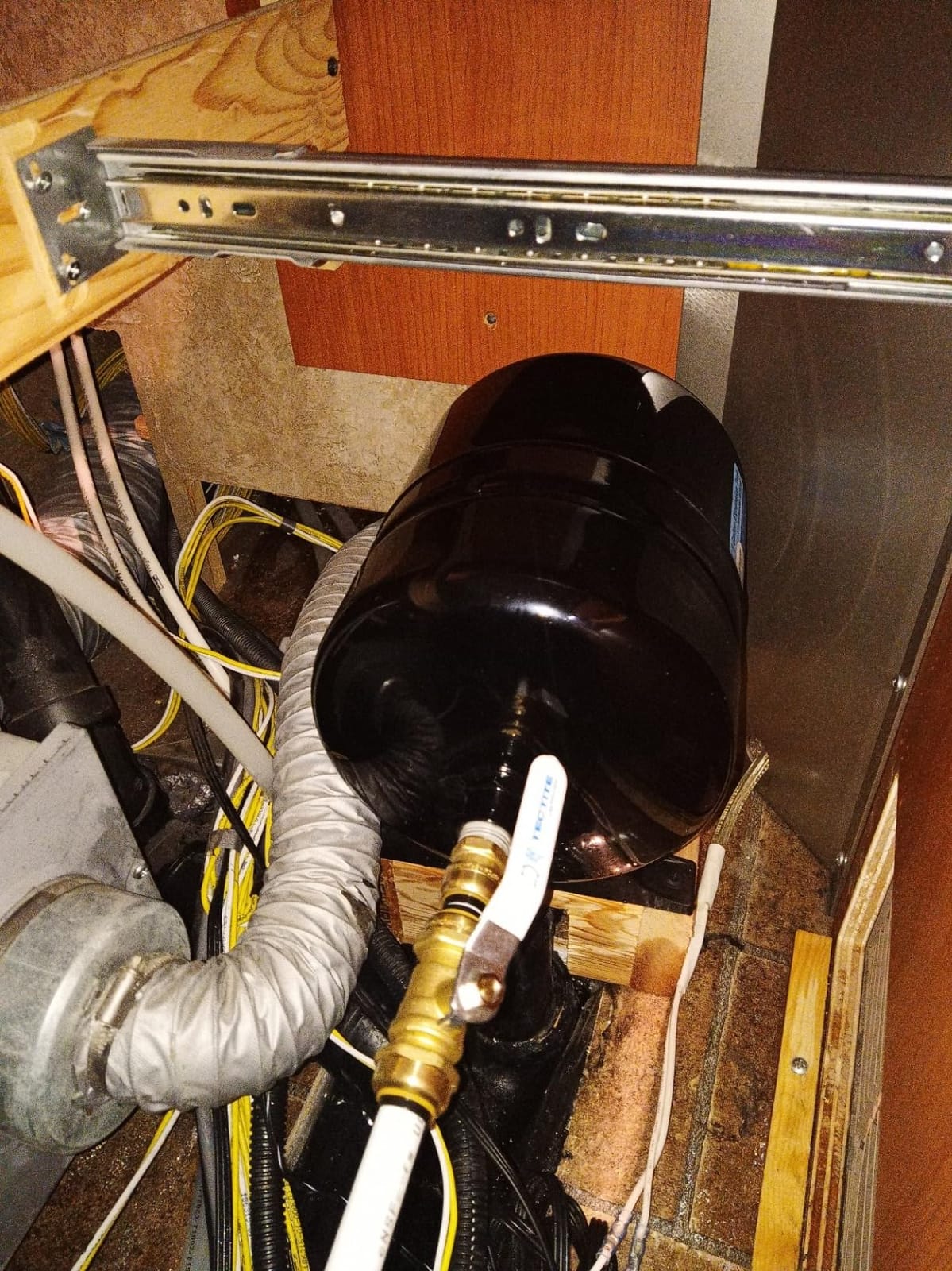 2 Gallon Accumulator Expansion Tank With Wall Mount Bracket 1/2