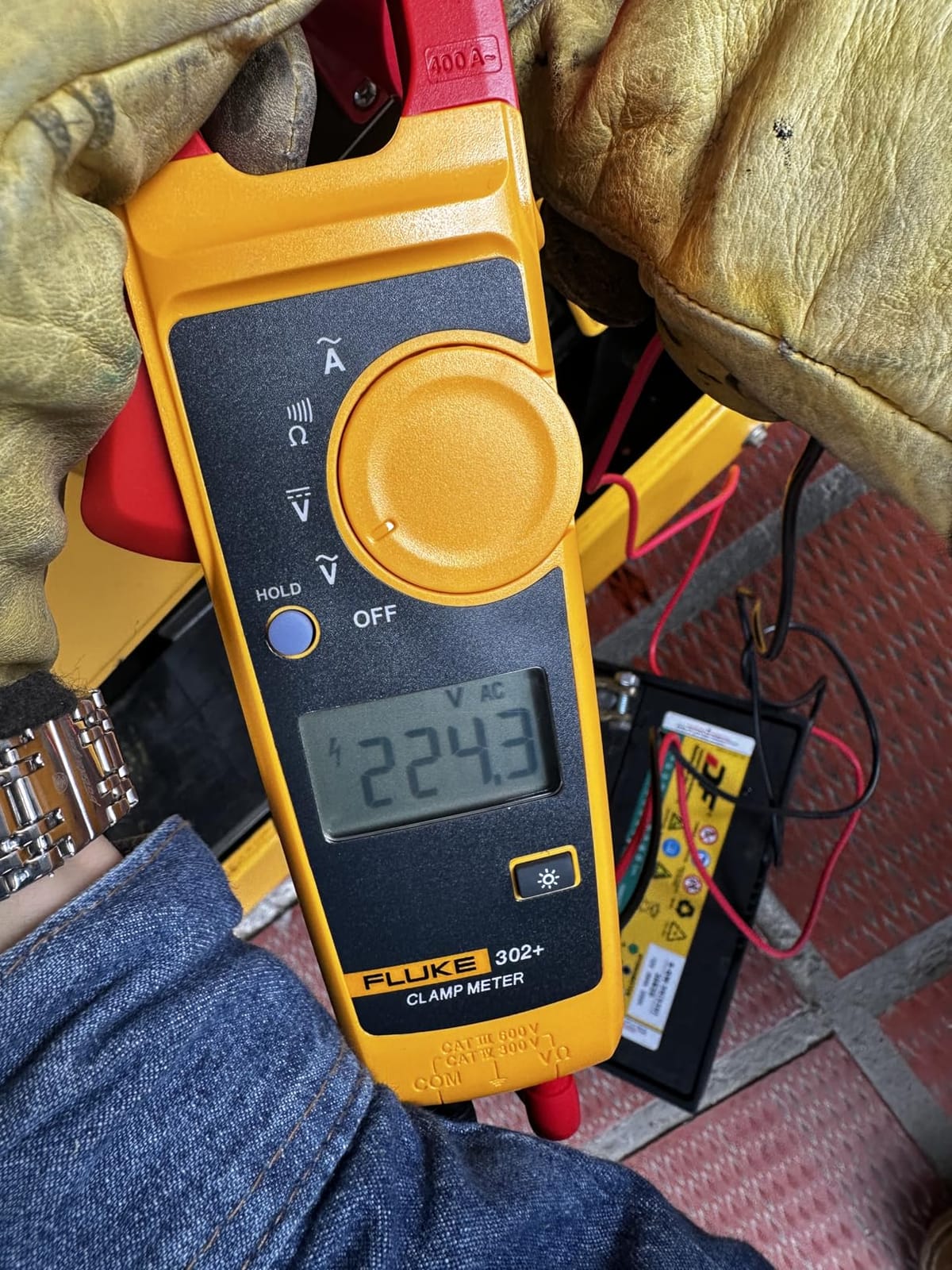 Fluke 302+ Digital Clamp Meter, 30mm Jaw, Measures AC Current to 400A, Measures AC/DC Voltage to 600V, Includes 2 Year Warranty customer photo 1
