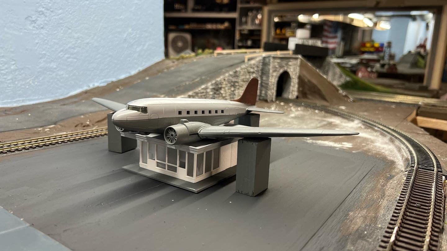 Walther Cornerstone Vintage Dairy Queen Structure Kit, HO Scale customer photo 1