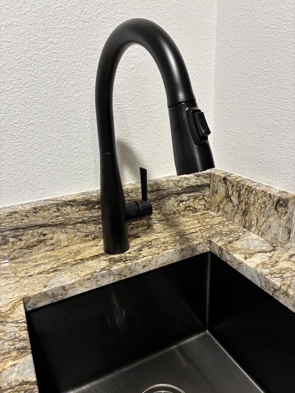 Delta Essa Matte Black Kitchen Faucet with Pull Down Sprayer, Modern Single Hole Kitchen Sink Faucet, Single Handle, Matte Black 9113-BL-DST customer photo 2