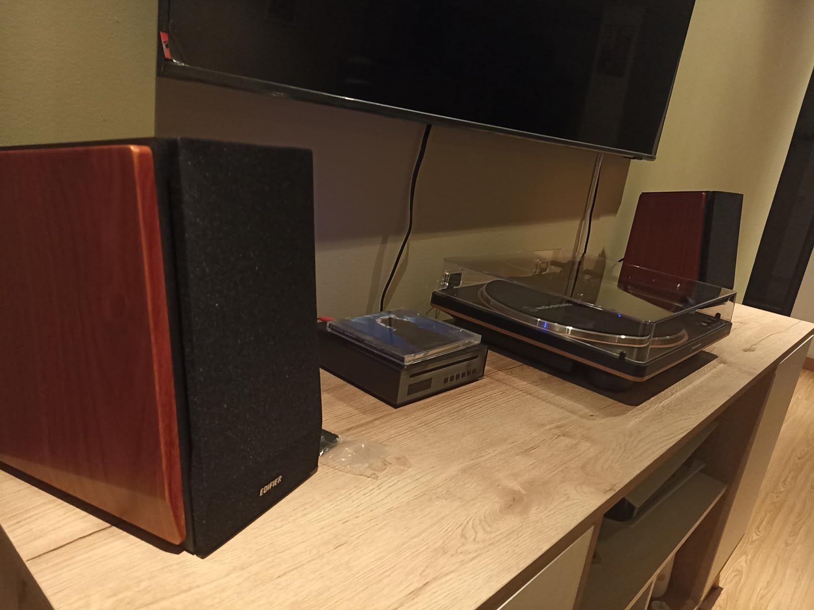 Edifier R1700BT Bluetooth Bookshelf Speaker - Active Near-Field Studio Monitors - Powered Speaker 2.0 Setup Wooden Enclosure - 66w RMS customer photo 1