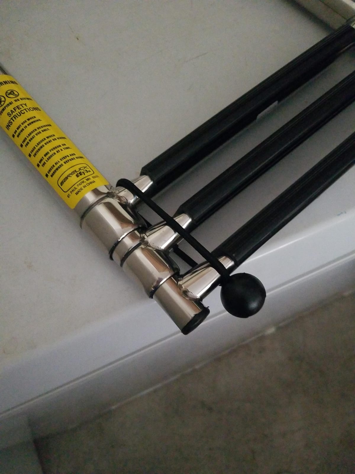 Attwood Telescoping Transom Ladder, 4-Step, Self-Lock Transom Mount Brackets, Stainless Steel, Rated to 400 Pounds, 19684 customer photo 2