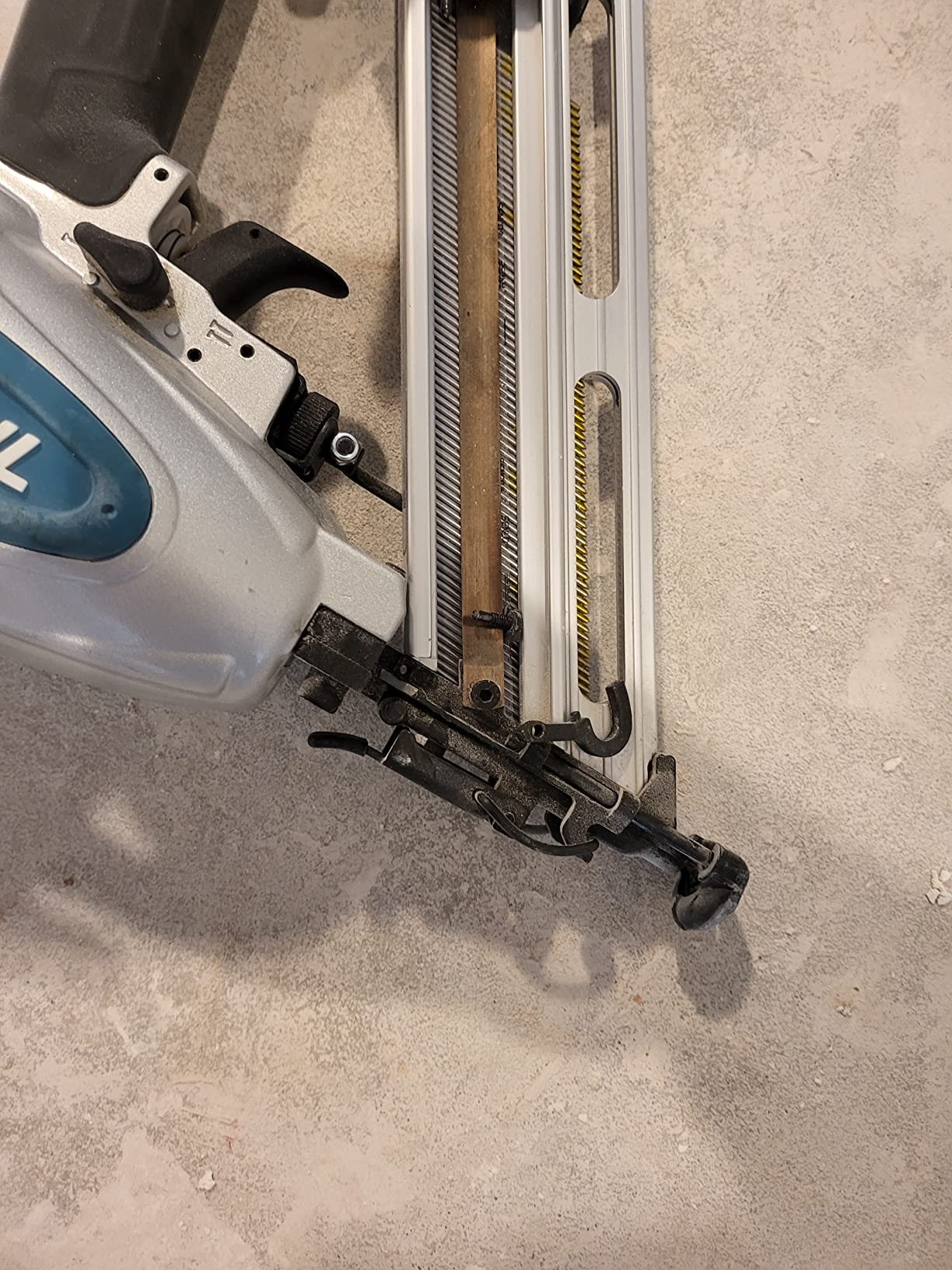 Makita AF635 15 Gauge, 2-1/2