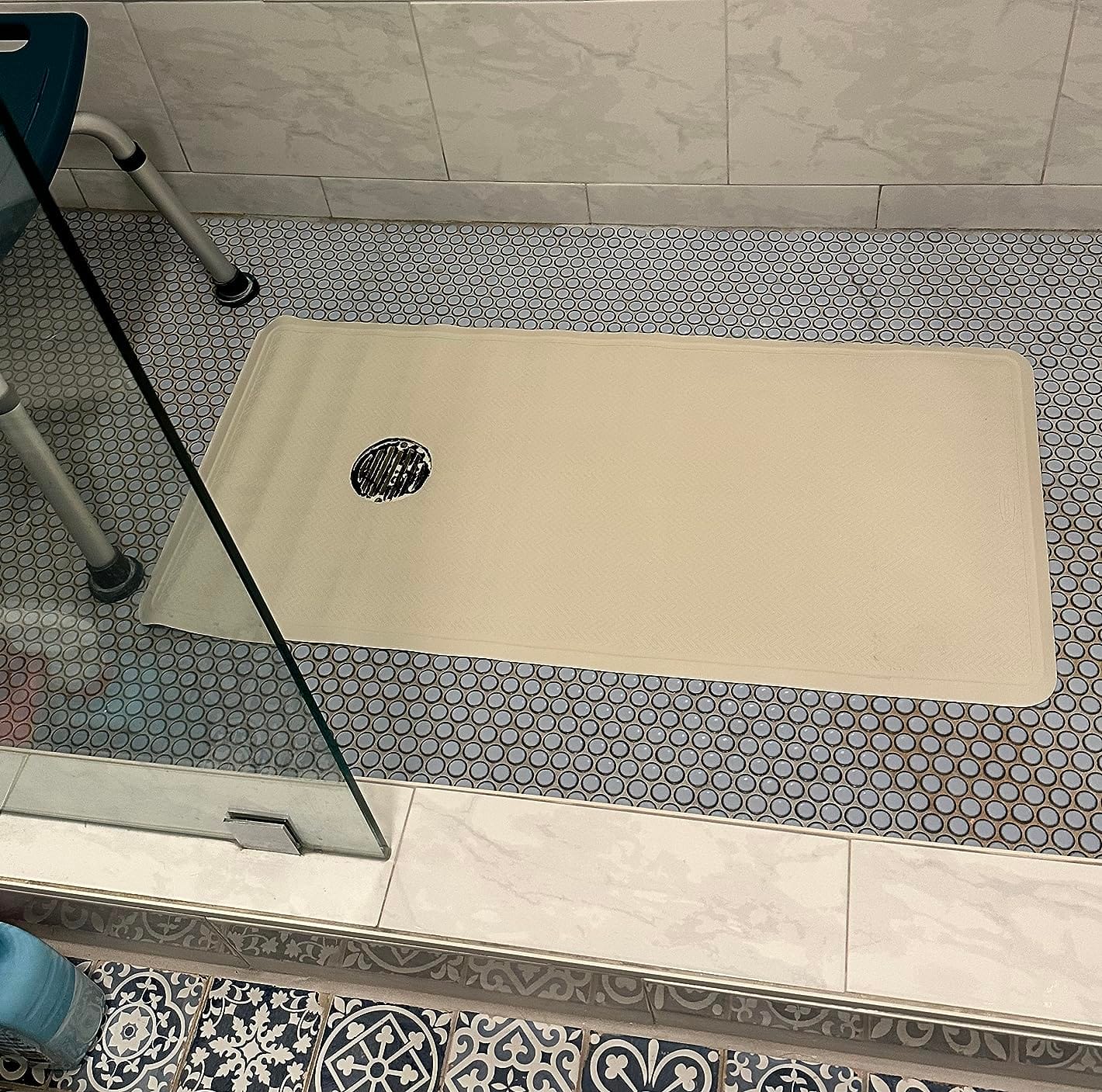 Rubbermaid Commercial Products Safti-Grip Bath Mat, Medium, White, Suction-Backed, Non-Slip for Commercial/Residential Use for Shower Stall/Bathtub/Bathroom customer photo 1