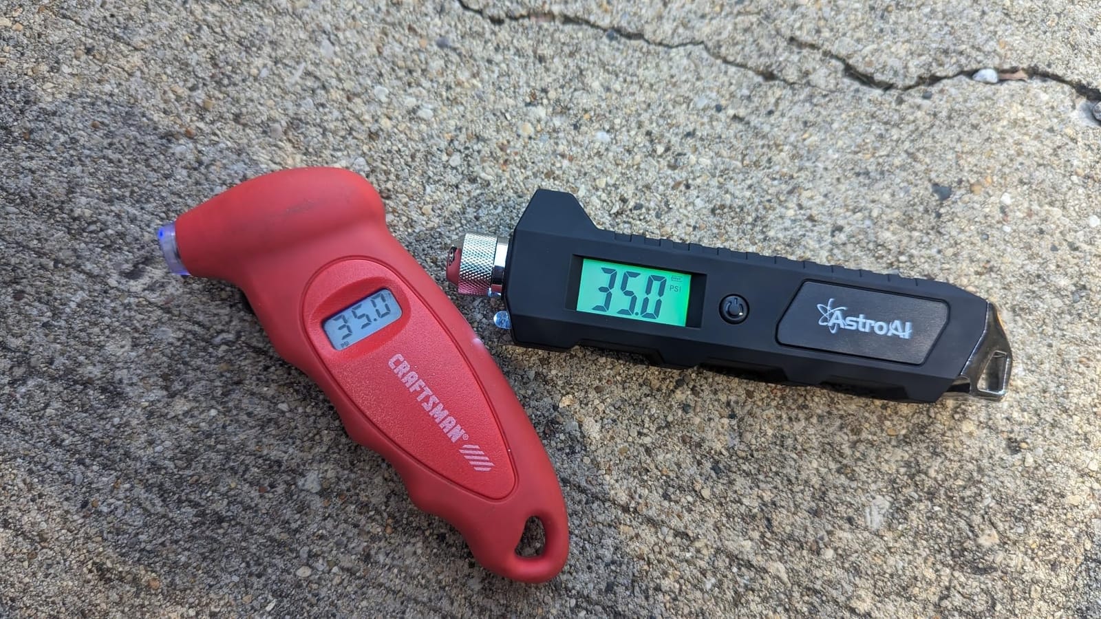 AstroAI Heavy Duty Digital Tire Pressure Gauge 0-230 PSI | Calibrated to ANSI B40.7 Grade 2A (0.5%) with Backlit LCD & Flashlight, Stainless Steel for Truck RV Car Motorcycle Bike customer photo 1