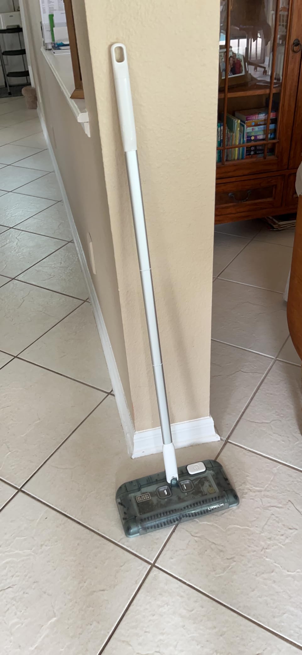BLACK+DECKER Carpet Sweeper 50 Minute Lithium Floor Sweeper, Multi-Surface Use, Easy One Hand Cleaning, Self Standing, Charger Included (HFS115J10) customer photo 2