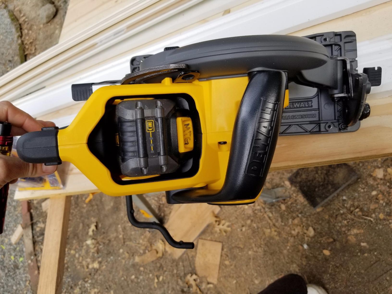 DEWALT FLEXVOLT 60V MAX Circular Saw for Framing, 7-1/4-Inch, Tool Only (DCS577B) customer photo 2