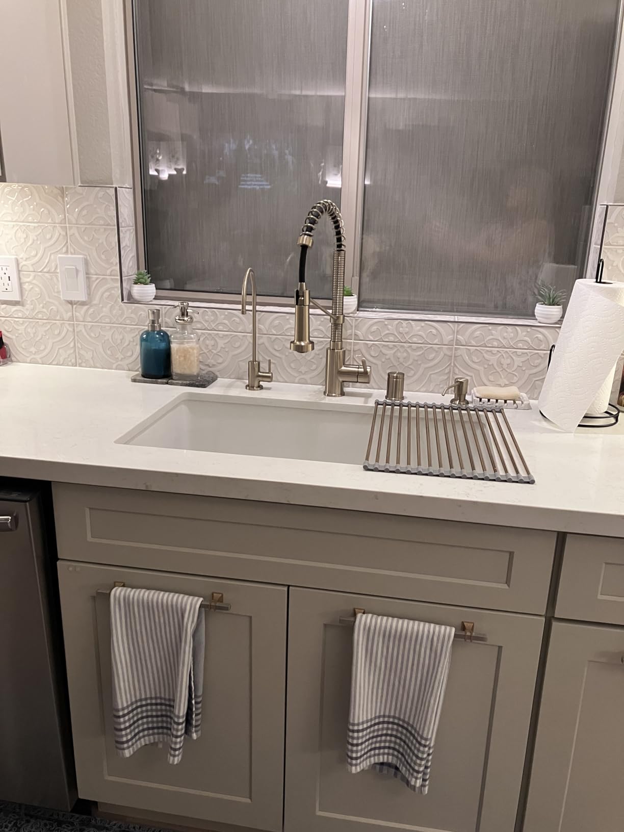 KRAUS Matte Black 18.75 in Pull Down Kitchen Faucet KPF-1610MB | High-arc open-coil spring spout, heavy-duty metal body, durable nylon water lines, 180-degree swivel, ADA-compliant customer photo 2