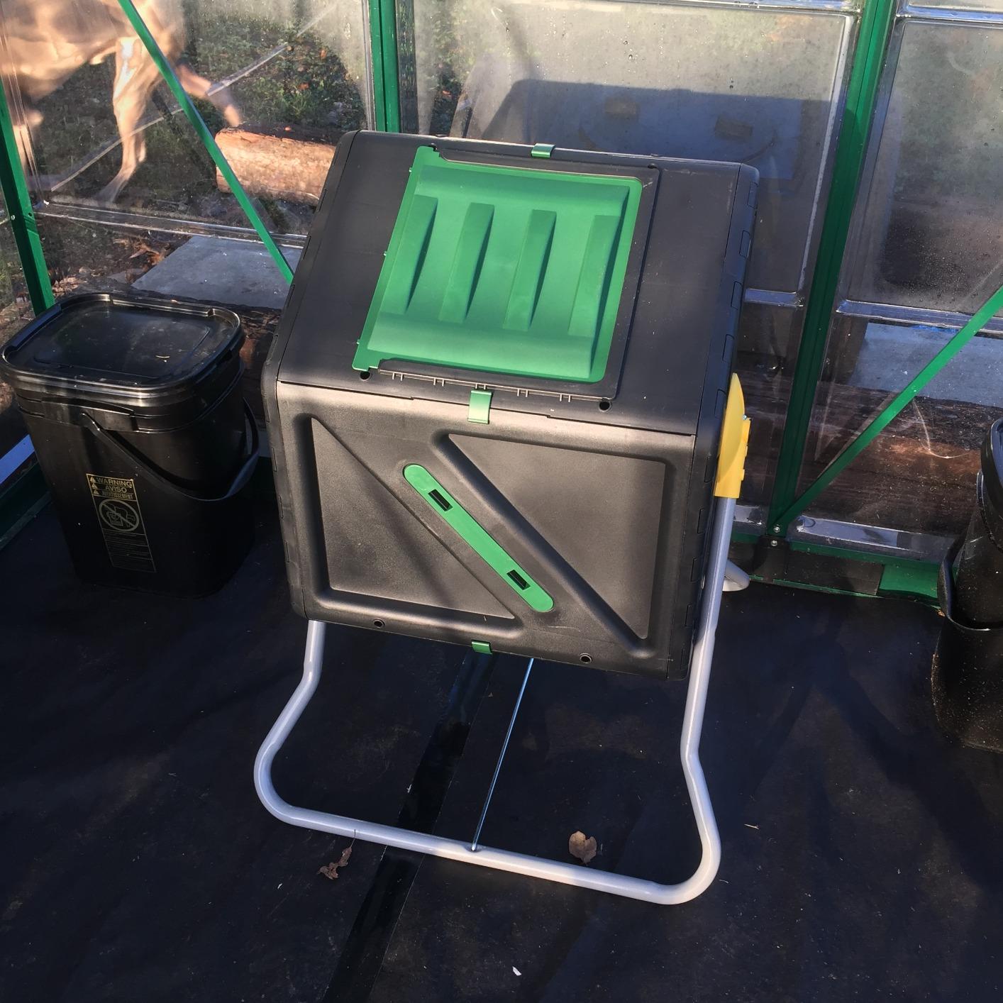 Miracle-Gro Dual Chamber Compost Tumbler, Easy-Turn, Heavy-Duty Outdoor Bin Composter with 2 Sliding Doors (2x18.5 Gal/70L) customer photo 2