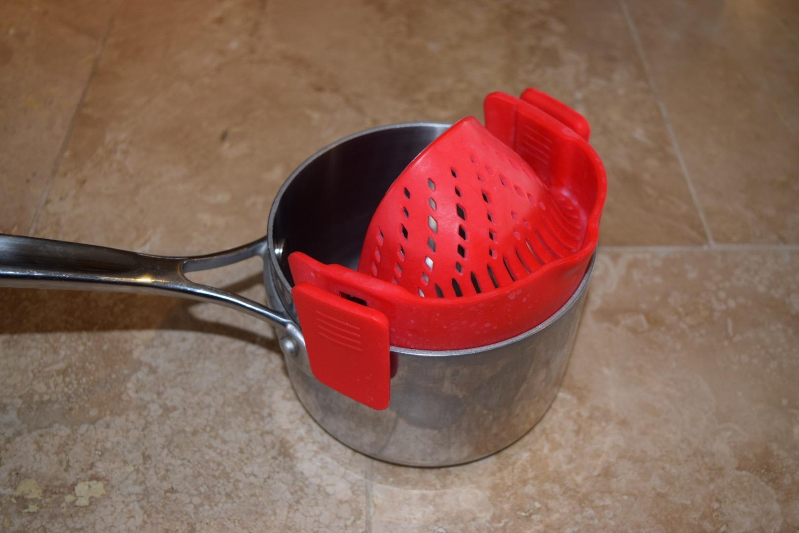 Snap Strainer, DaKuan 2 Packs of Hands-free Clip-on Heat Resistant Colander Pour Spout for Pasta Vegetable Noodles Pot bowl Pan customer photo 1