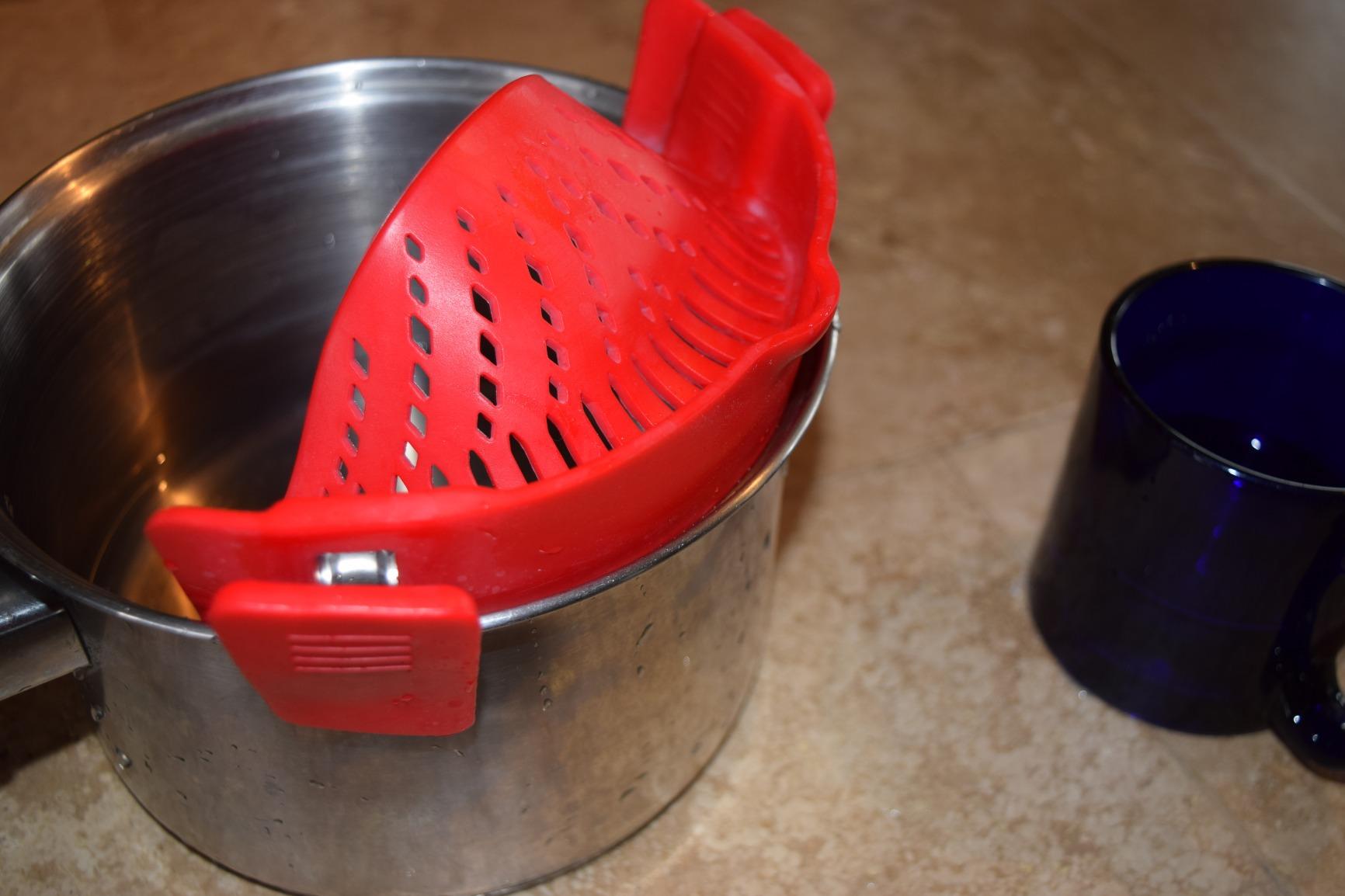 Snap Strainer, DaKuan 2 Packs of Hands-free Clip-on Heat Resistant Colander Pour Spout for Pasta Vegetable Noodles Pot bowl Pan customer photo 2