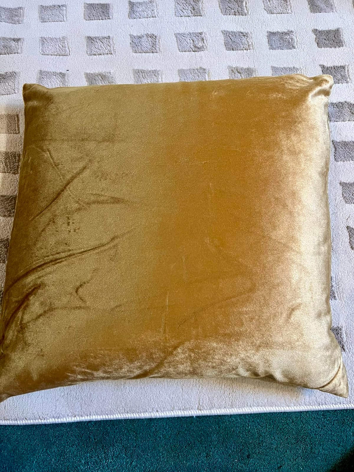 GIGIZAZA Gold Velvet Pillow Covers 18x18 Decorative Pillows Pack of 2 | Throw Pillows for Couch Sofa, 300gsm Soft Textured Fabric, Modern Square Accent Pillowcases, Luxury Cushion Covers customer photo 2