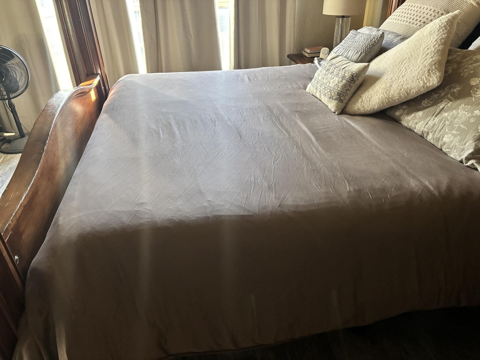 EASELAND Queen Size Down Alternative Comforter, White, 88x88 Inches | Quilted Duvet Insert for All Seasons, Soft Lightweight Bedding with Corner Tabs, Breathable Machine Washable Hotel Quality customer photo 1