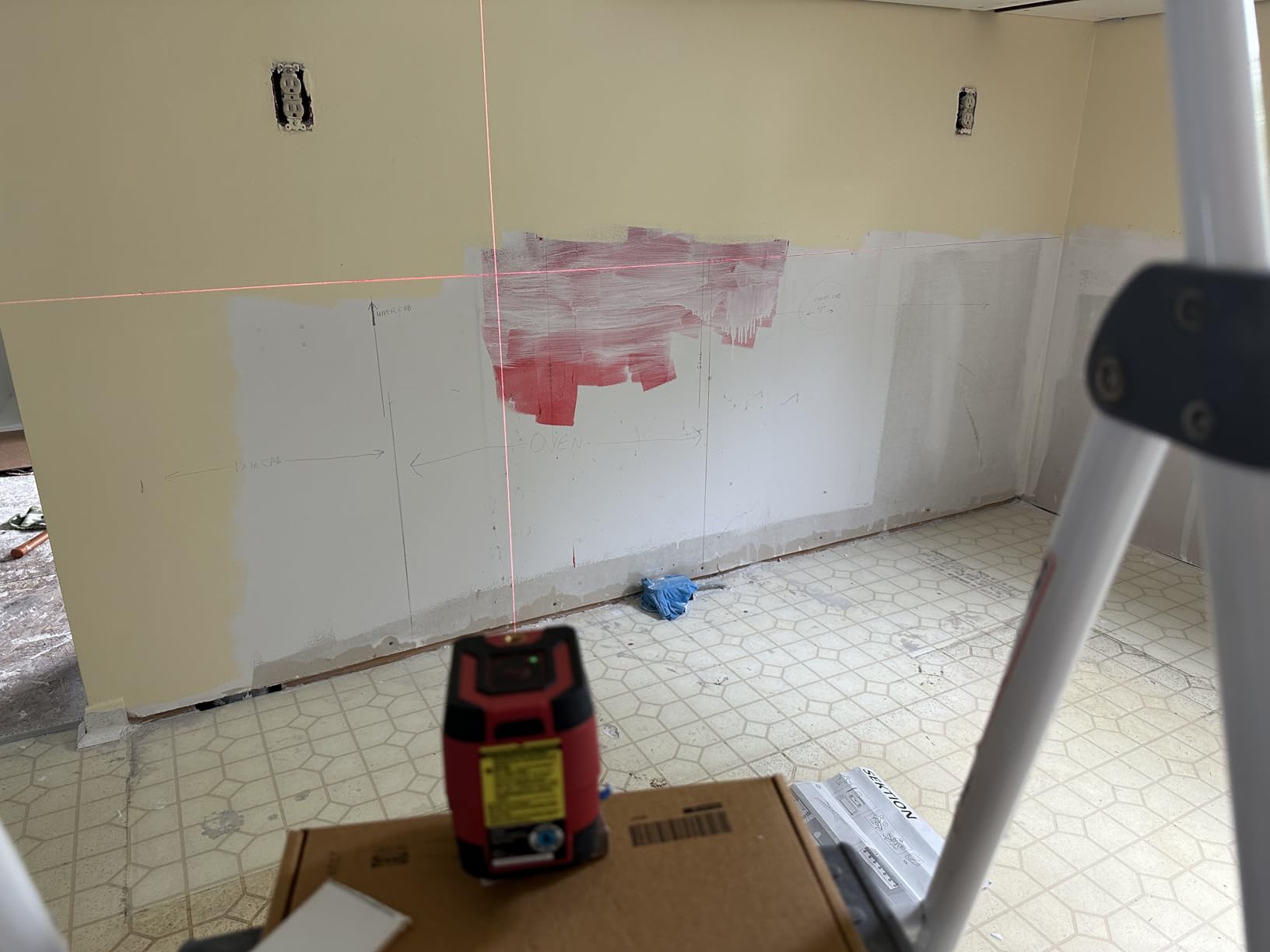Skil 50ft. Red Self-Leveling Cross Line Laser Level with Horizontal and Vertical Lines, Rechargeable Lithium Battery with USB Charging Port, Clamp & Carry Bag Included - LL932301 customer photo 1