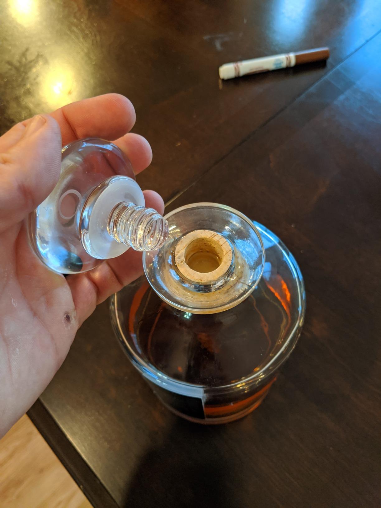 Cairn Craft's Infinity Decanter for Whiskey (2oz increment markings) | 1L capacity, 2oz markings, 2 styles of stoppers included customer photo 1