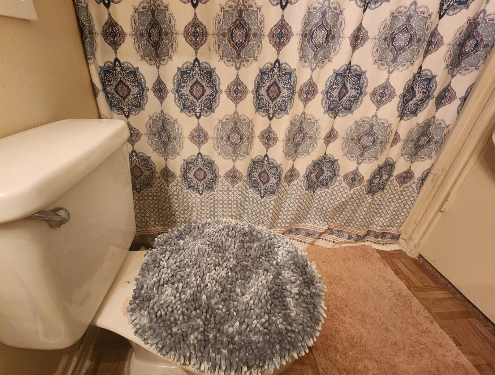 TOWN & COUNTRY BASICS Spa Step Noodle Solid Bathroom Toilet Lid Cover, Plush, Soft, and Absorbent, Machine Washable, Light Grey, 18.5