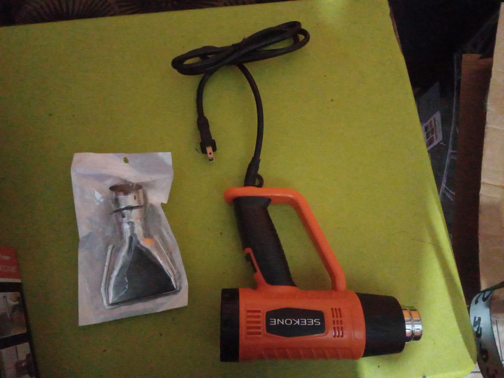 SEEKONE Heat Gun 1800W with 1112℉&752℉ 2 Temperature Settings for Crafting | 2-Speed Airflow 500/250L/min, Ergonomic Handle, Overheat Protection, 4 Nozzles For Vinyl Wrap, Shrink Wrap, Paint Removal customer photo 1