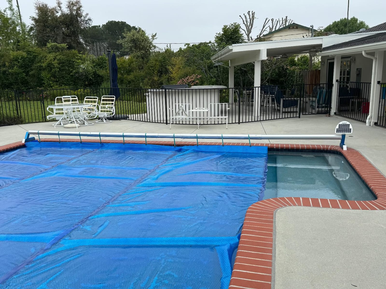 Automatic Motorized Solar Blanket Cover Reel/Roller for Pools up to 20x40' - Solar Battery Powered customer photo 2