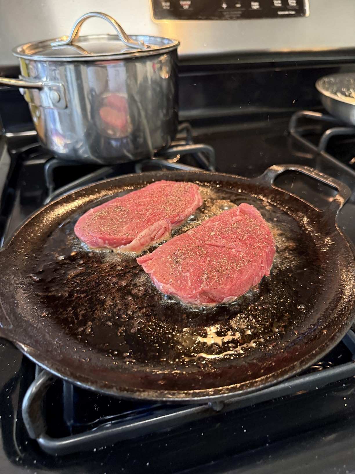 Victoria 12-Inch Cast Iron Comal Pizza Pan with a Long Handle and a Loop Handle, Preseasoned with Flaxseed Oil, Made in Colombia customer photo 1