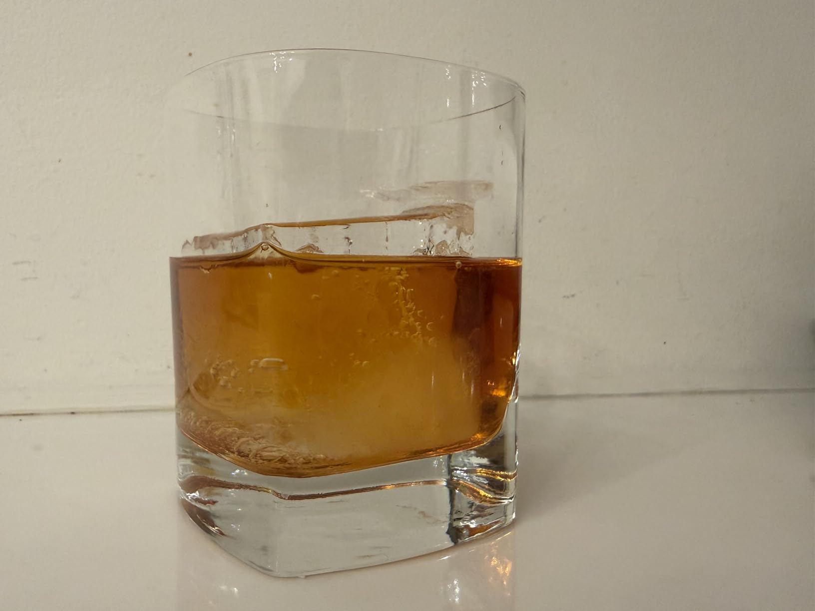 TINANA Upgrade 2 Inch Clear Ice Cube Tray Make 8 Large Square Crystal Ice Cube Maker for Cocktail, Whiskey & Bourbon Drinks, Gifts for Men customer photo 1