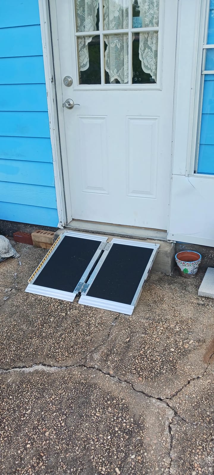 FACHNUO 10FT Portable Wheelchair Ramp for Home Steps, with Support Legs | 800LBS Capacity, Easy Storage, No Set Up, with Handle, Stable & Sturdy Aluminum Ramps for Electric Chairs/Doorways, Non-slip customer photo 1