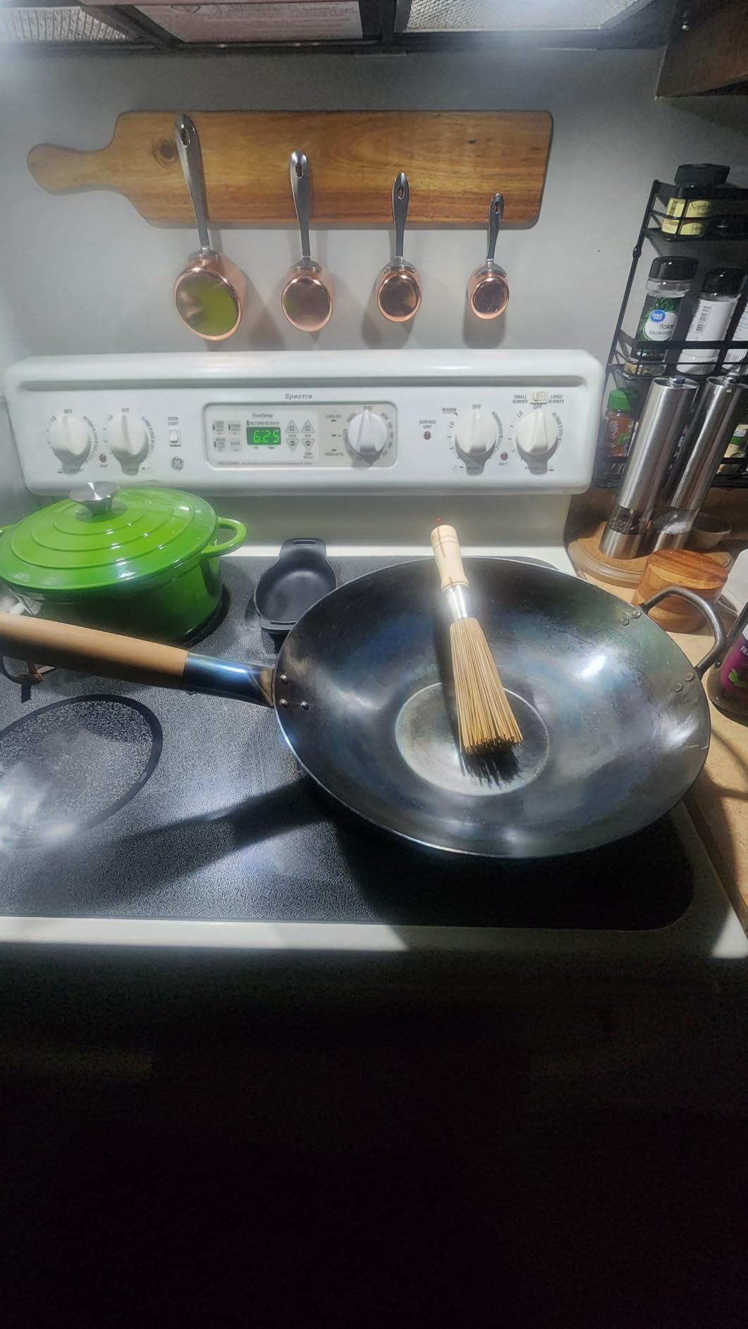 Craft Wok Flat Hand Hammered Carbon Steel Pow Wok with Wooden and Steel Helper Handle (12 Inch, Flat Bottom) / 731W316-12in customer photo 2
