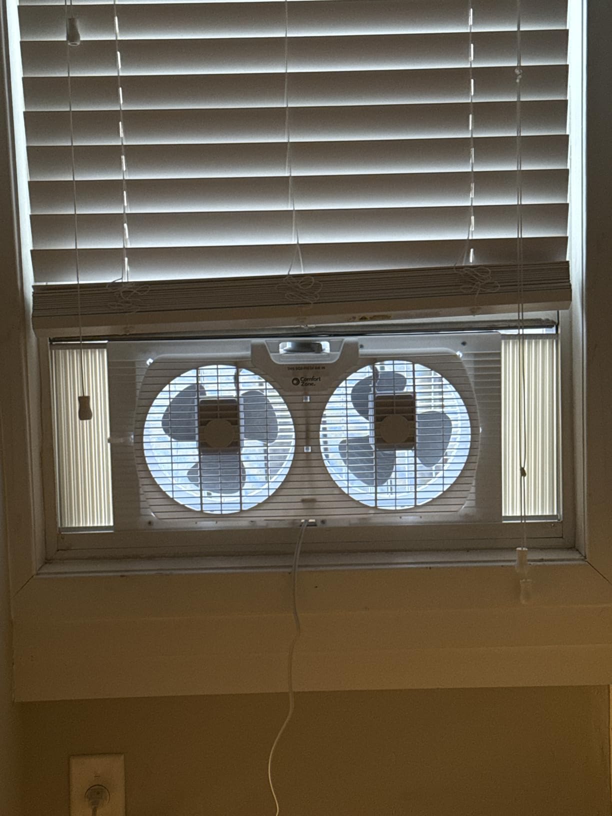COMFORT ZONE Reversible Twin Window Fan with 3-Speeds & Expandable Width | Draw Cool Air In or Manually Reverse to Pull Warm Stale Air Out, Removeable Bug Screen, ETL Certified for Home and Kitchen customer photo 2
