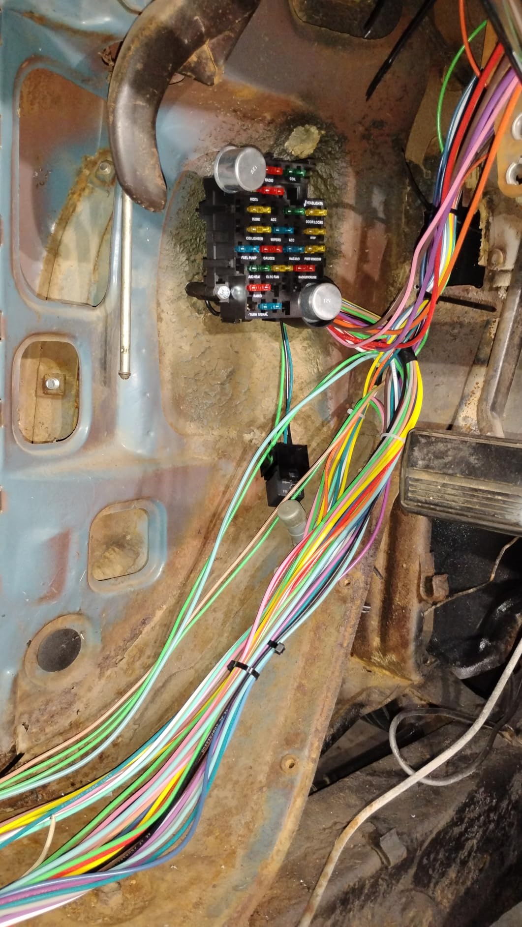 Universal 21 Circuit Wiring Harness Kit with 17 Fuses, Extra Long Wires, Standard Color Wiring, Compatible with GM Chevy Ford Mopar Chrysler Hot Rods customer photo 1
