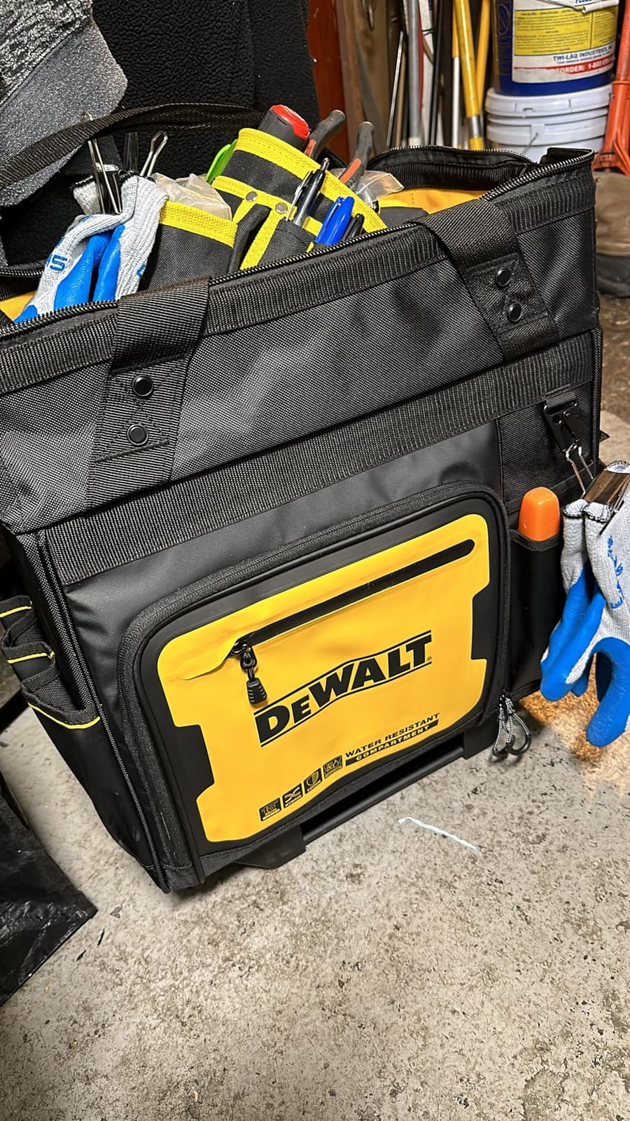 DEWALT 18 Inch Rolling Tool Storage Bag with 27 Pockets (DWST560107) customer photo 2
