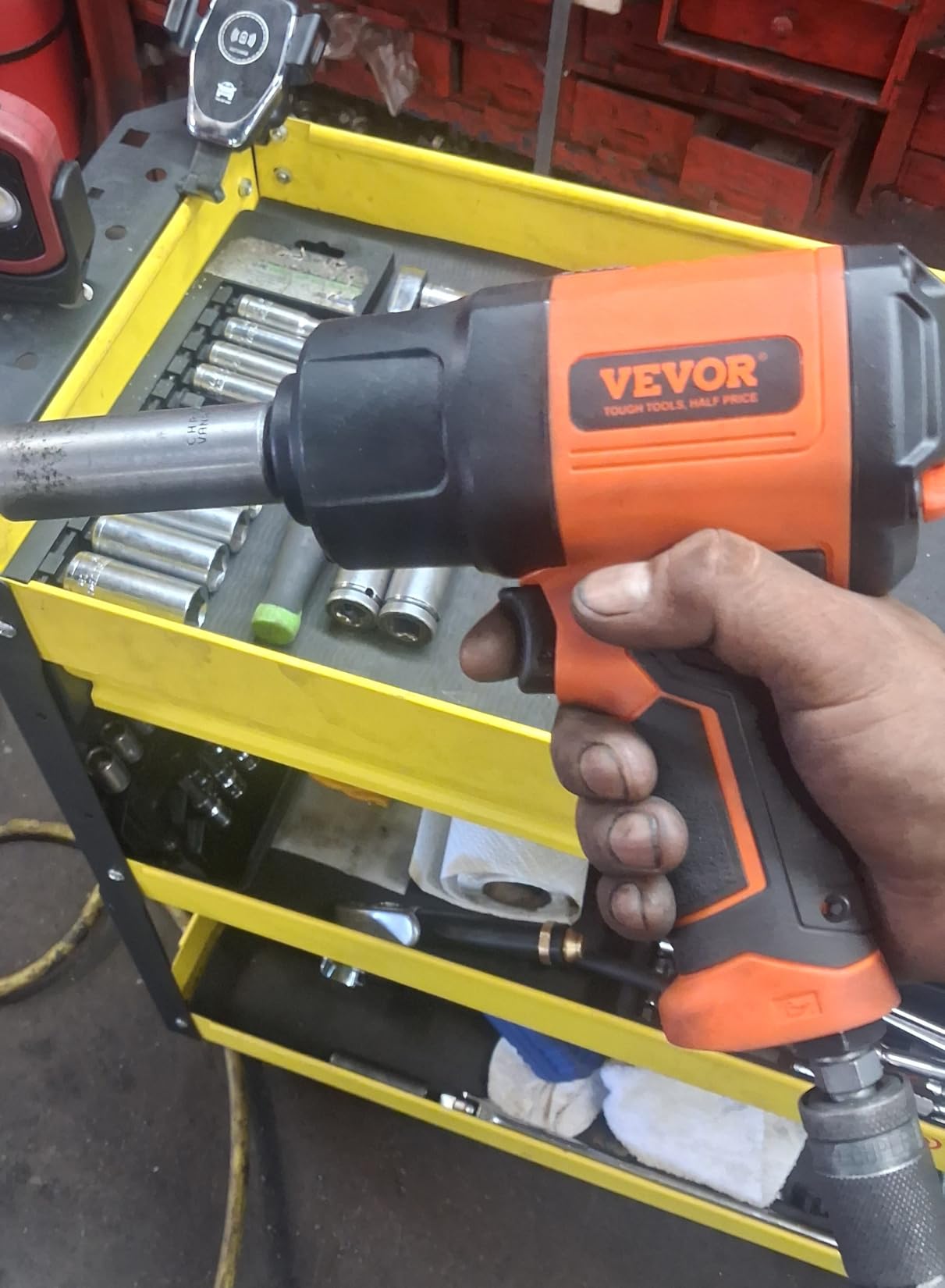 VEVOR 1/2-Inch Air Impact Wrench - High Torque 1400 ft-lbs - Lightweight 4.6 lb - Includes 11-Piece CR-V Steel Impact Socket Set & Carrying Case | For Automotive Repair and Tire Removal, Lightweight 4.6 lbs, Includes 11-Piece CR-V Steel Impact Socket Set & Carrying Case customer photo 1