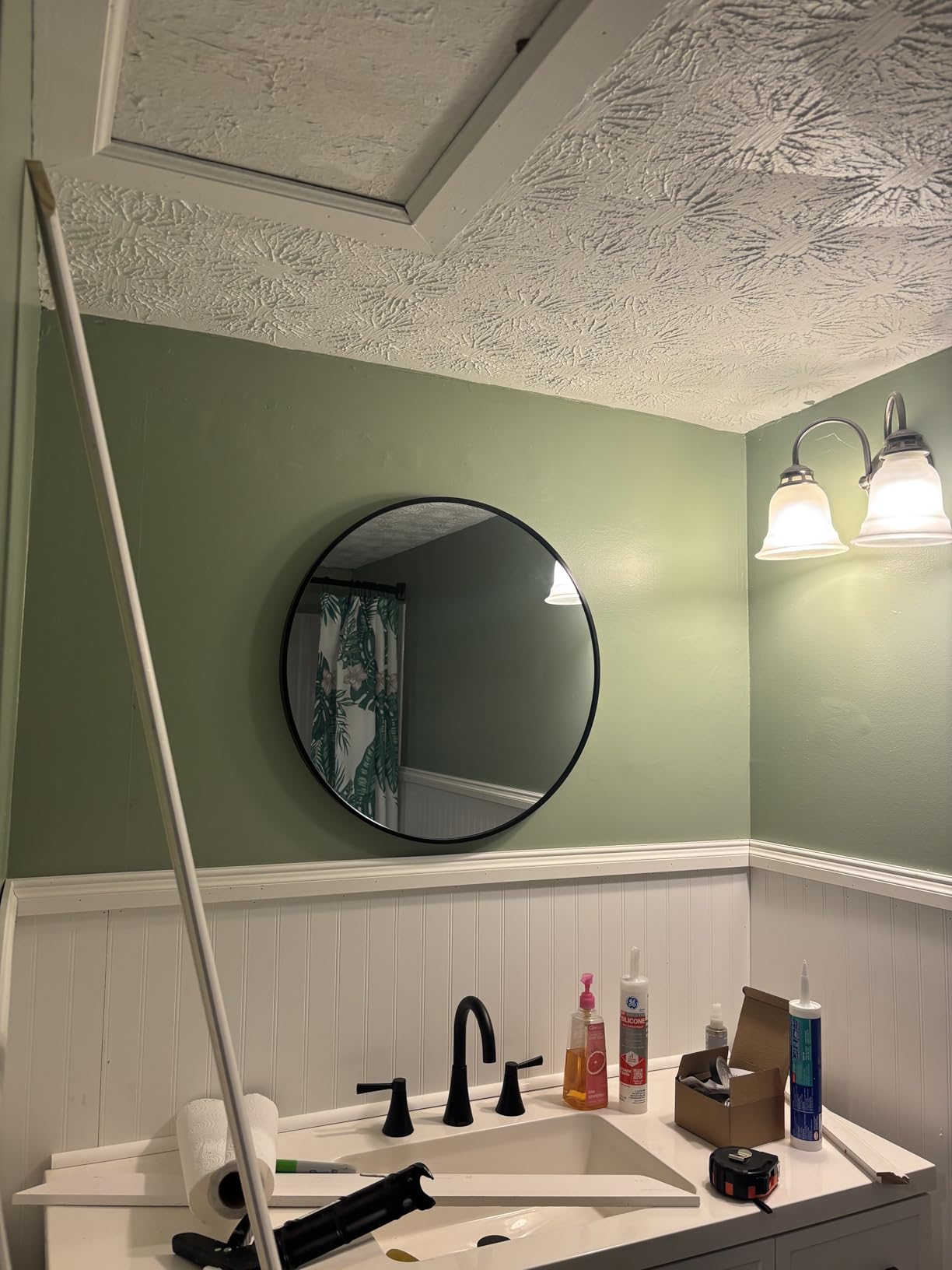 Sunniry Black Round Mirror, Round Mirror 24 inch, Matte Black Metal Frame | High Definition, Rust-resistant, Waterproof, Circle Mirror for Bathroom, Bedroom, Entryway, Living Room, Wall Décor customer photo 1