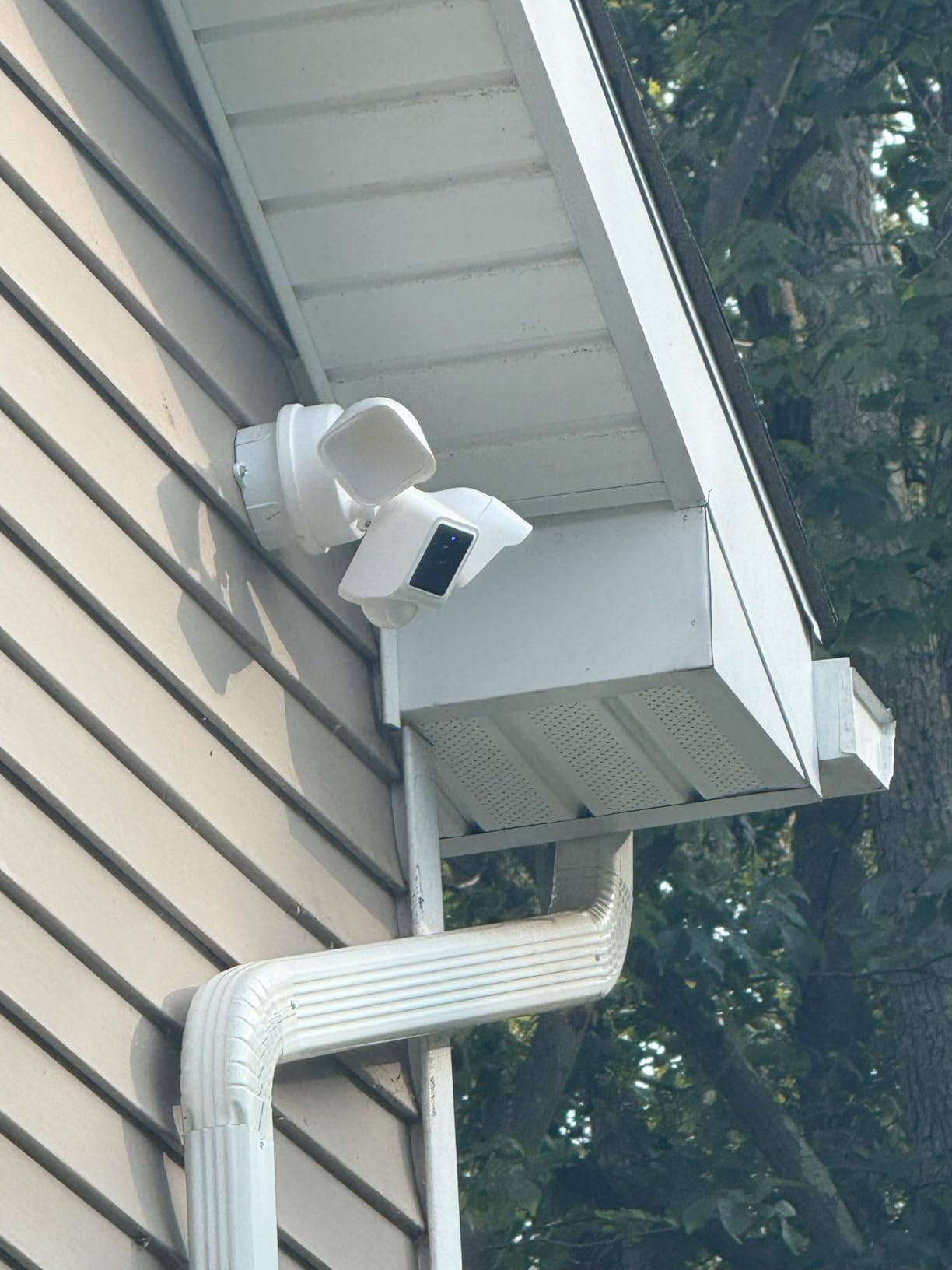 WYZE Floodlight Camera v2, 2K HD Outdoor Security Camera with 2800 Lumens customer photo 2