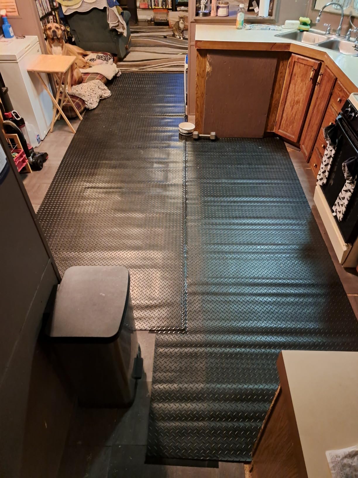 VEVOR Diamond-Plate Rubber Flooring Roll, 3 mm x 4 ft x 10 ft Garage Floor Mat, SBR, Easy to Clean, Diamond Plate Rubber Mat for Under Cars, Garage Industry Gym, Black customer photo 2