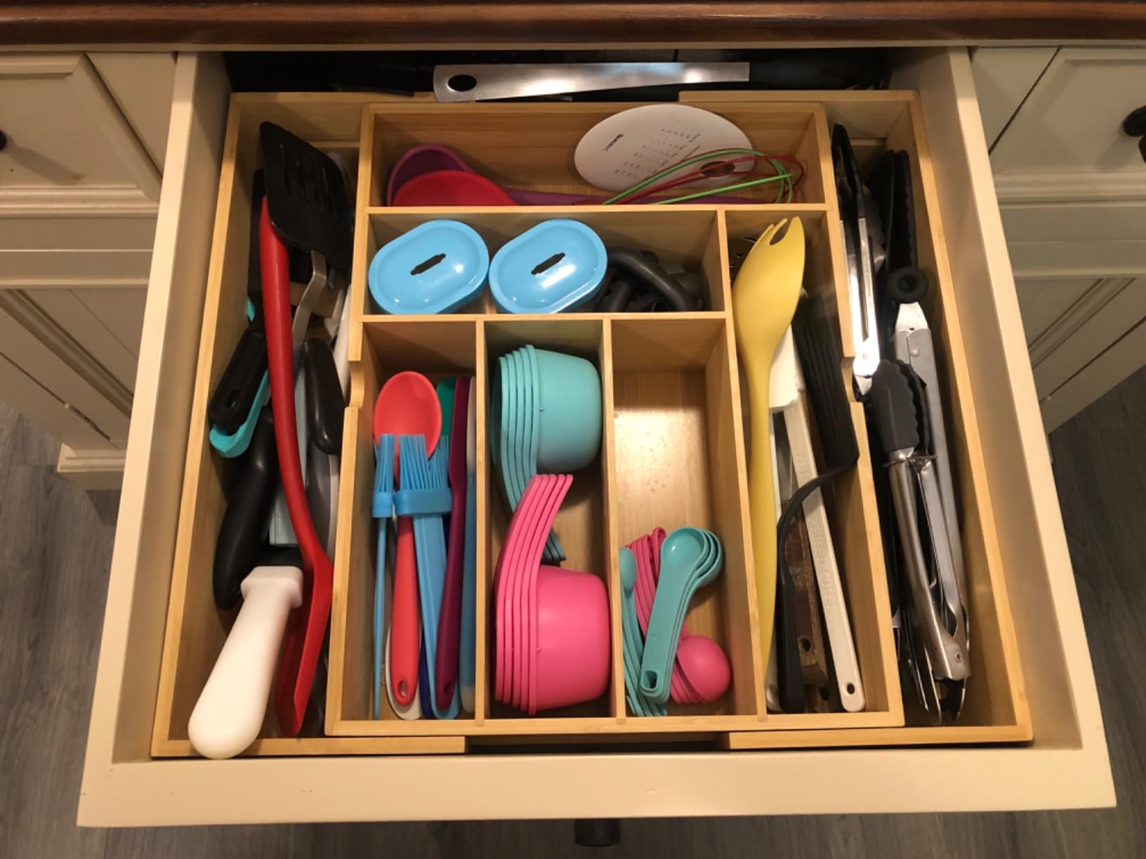 BAMEOS 3.9inch Tall Bamboo Drawer Organizer, Expandable Utensil Holder with 8 Compartments, Adjustable Kitchen Drawer Divider for Flatware, Silverware and Gadgets, Deep Storage for Home and Office customer photo 1