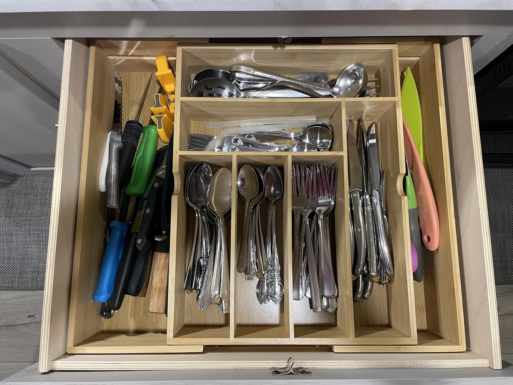 BAMEOS 3.9inch Tall Bamboo Drawer Organizer, Expandable Utensil Holder with 8 Compartments, Adjustable Kitchen Drawer Divider for Flatware, Silverware and Gadgets, Deep Storage for Home and Office customer photo 2