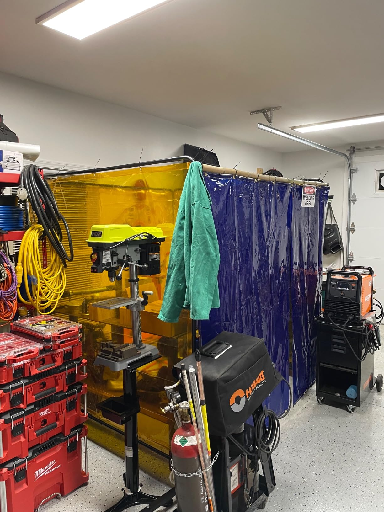 VEVOR Welding Screen with Frame, 6' x 6' 3 Panel Welding Curtain Screens on 12 Swivel Wheels (6 Lockable), Welding Protection Screen Moveable & Professional for Workshop, Red | 6-Level UV Protection and 6 Lockable Wheels, for Welding Workshops, Auto Inspections and Shipyards, Red customer photo 1
