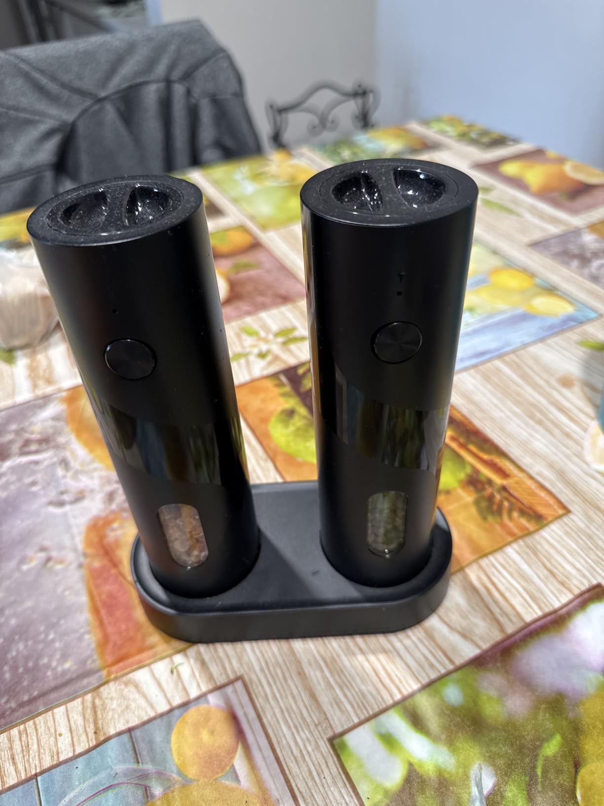 CIRCLE JOY Electric Rechargeable Salt and Pepper Grinder Set Top-Refill Automatic Pepper Mill Grinder with Charging Base, Adjustable Coarseness, Easy Filling Larger Capacity with Led for Home Kitchen customer photo 1