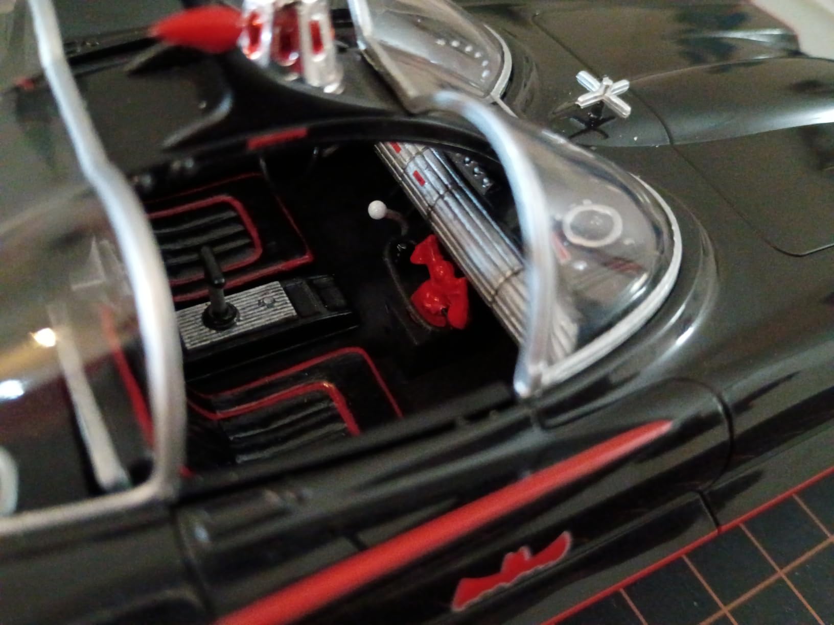 Polar Lights 1966 TV Batmobile Model Kit 1:25 Scale - SNAP Together, Pre-Painted Body, No Glue or Paint Needed customer photo 2