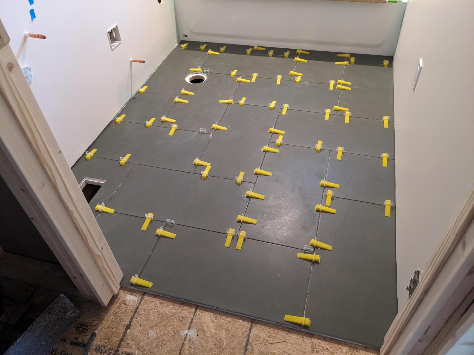 DGSL Tile Spacers 2400 Pcs Tile Clips, Tile Leveling System Clips 1/16 Inch | Tile Leveling Clips for Floor Wall Installation, Ceramic Porcelain Tiles and Stone Installation, Help Correct Tile Bowing customer photo 2